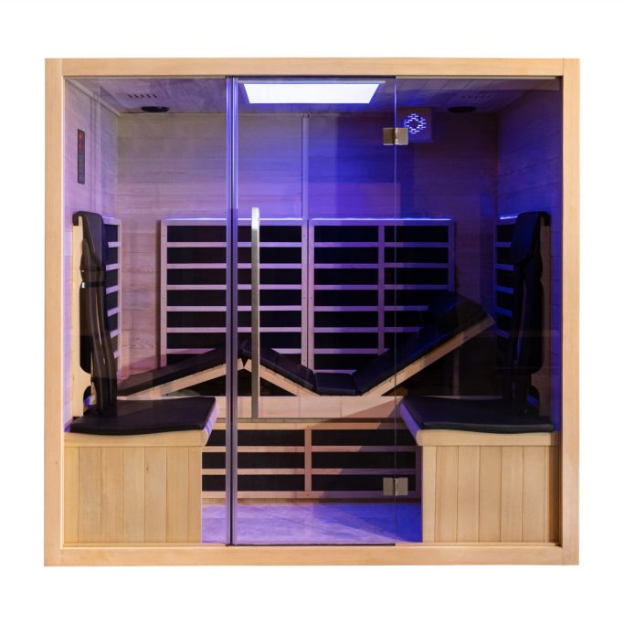 Saunaraum mit Holzverkleidung, Liegen und sanfter Beleuchtung.